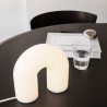 Lampe à poser Vuelta Verre opal Blanc et base Laiton Ferm Living